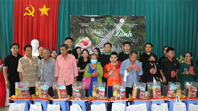 Presenting gifts to blind members at the beginning of the Year of the Horse 2026.