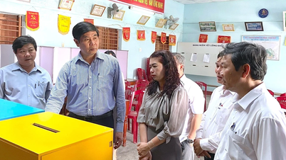 Vice Chairman of the Provincial People's Committee Lam Hai Giang inspects election preparations in 4 eastern wards of Gia Lai province.