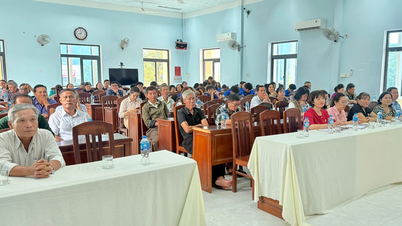Kandidater till det provinsiella folkrådet träffade väljare för att kampanja i valkretsen Quy Nhon Bac.