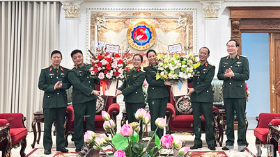 De politiek commissaris van het Algemeen Departement Defensie-industrie feliciteert de vrouwen van het Algemeen Departement met Internationale Vrouwendag, 8 maart.