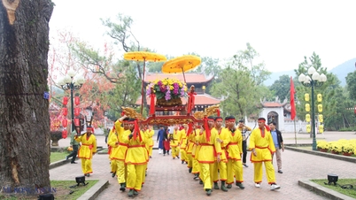 Una solemne ceremonia de procesión de agua en el Festival Con Son - Kiet Bac, Hai Phong.