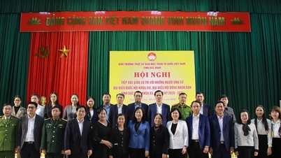 Minister zdrowia Dao Hong Lan i inni kandydaci spotkali się z wyborcami w dzielnicach Vu Ninh i Nam Son.