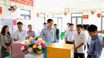 Wakil Ketua Komite Rakyat Provinsi Lam Hai Giang memeriksa persiapan pemilihan.