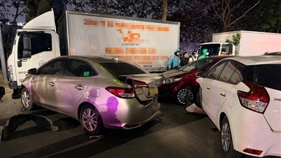 Beberapa mobil terlibat dalam tabrakan beruntun di sebuah jalan di Hanoi, mengakibatkan banyak orang terluka.