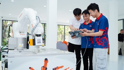 Students at Da Nang University of Technology learn robotics in a 'smart factory' within the lecture hall.