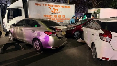 Hanoi: Auto veroorzaakt aanrijding met meerdere voertuigen, veel gewonden.