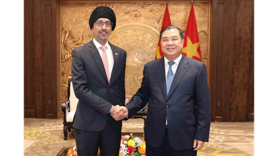 Pham Gia Tuc, szef Centralnego Biura Partii, przyjmuje ambasadora Singapuru w Wietnamie, Rajpala Singha.