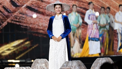 Nguyen Thanh Ha předvádí tradiční vietnamský oděv ao dai a šíří tak poselství „udržitelného rozvoje“.