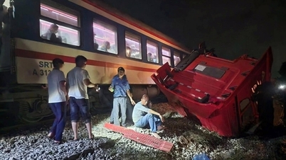 बैरियर पार करने की कोशिश में एक कंटेनर ट्रक ट्रेन की चपेट में आ गया और उसका अगला हिस्सा उड़ गया।