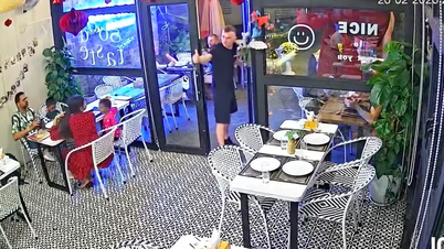 Para turis Rusia kembali lagi untuk membunyikan bel pintu sebagai ucapan terima kasih kepada staf atas makanan yang lezat.