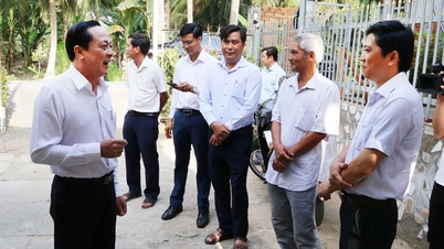 Le secrétaire adjoint du comité provincial du parti, Lam Minh Dang, inspecte les préparatifs électoraux dans la commune de Tan Hoa.