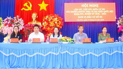 បេក្ខជន​តំណាងរាស្ត្រ​ជួប​ជាមួយ​អ្នកបោះឆ្នោត​នៅ​ឃុំ​តៃភូ។