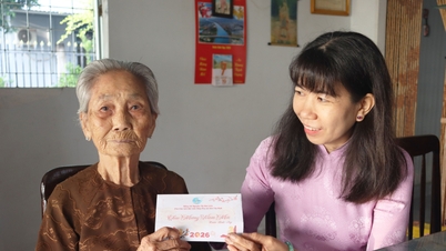 Leiders van de provinciale vrouwenbond brengen een bezoek aan Vietnamese heldhaftige moeders en overhandigen hen geschenken.