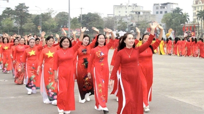 Tuyen Quang: Több mint 1000 tag örömtől ragyog az Ao Dai Fesztiválon és Néptáncfesztiválon.