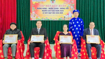 Merayakan ulang tahun para lansia di Kelurahan Nung Tri Cao - Surat Kabar Online Cao Bang