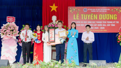 Chu Van An High School commends teachers and students who achieved outstanding results in the student excellence competition at all levels.