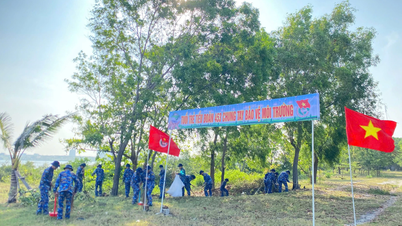 Golongan muda dari Pusat Latihan Wilayah Tentera Laut 4 menyertai Hari Sukarelawan pada hari Sabtu.