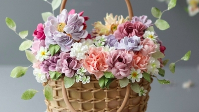 The March 8th gift market is bustling, with edible flower baskets attracting customers.