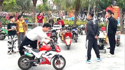 जब बच्चे पार्क में इलेक्ट्रिक कारों की 'रेस' लगाते हैं।