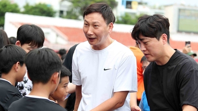 Kim Sang Sik edző felháborodást keltett a Thong Nhat Stadionban.
