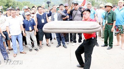 Hai Phong: Preservando a beleza cultural tradicional do jogo folclórico de fogos de artifício.