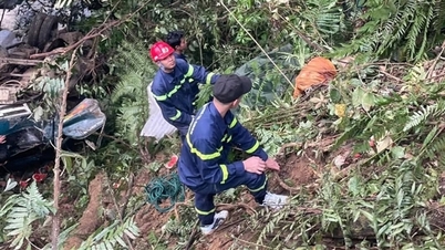 Policie se blíží k rokli, aby provedla záchranné operace po dopravní nehodě.