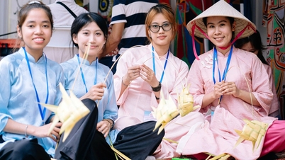 เรียนรู้วิธีการสานใบมะพร้าวและทำดอกไม้ผ้าสึมามิได้ฟรีที่งานเทศกาลเวียดนาม-ญี่ปุ่น