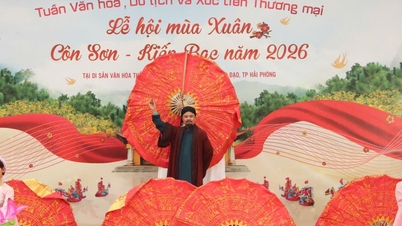 কন সন - কিয়েট বাক উৎসবে ঐতিহ্যবাহী শিল্প পর্যটকদের মোহিত করে।
