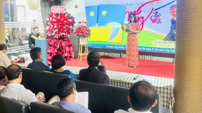 រឿងរ៉ាវជីវិត និងអាជីព៖ ស្ត្រីម្នាក់ «នៅម្នាក់ឯងជាមួយក្តារចុចរបស់នាង»