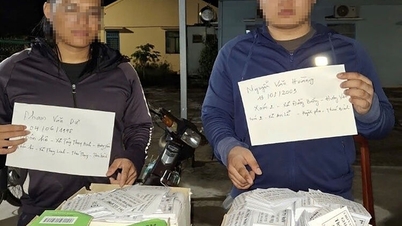दो व्यक्तियों को किस्तों पर ऋण देने के विज्ञापन वाले पर्चे बांटते हुए रंगे हाथों पकड़ा गया।