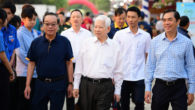 Voormalig president Nguyen Minh Triet bezoekt Pho Yeu Thuong (Pho of Love) in Bau Bang.