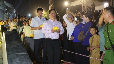 Den andra Thiên Cấm Sơn Lantern Festival lyser starkt.