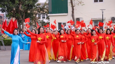 Le 8 mars, à Thanh Vinh, des femmes ont exécuté des danses folkloriques et défilé en « élégants Ao Dai » pour célébrer la Journée internationale des femmes.