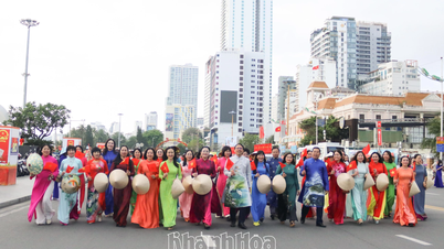 ស្ត្រីជាង ៣.០០០ នាក់មកពីខេត្ត Khanh Hoa បានចូលរួមក្នុងការសម្តែងរបាំប្រជាប្រិយដ៏ធំ និងក្បួនដង្ហែរក្នុងសម្លៀកបំពាក់ប្រពៃណីអាវផាយ។