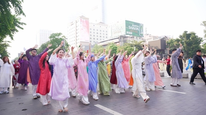 हो ची मिन्ह सिटी: 8 मार्च को सड़कों पर आओ दाई नामक पारंपरिक वियतनामी लोक नृत्य का सामूहिक प्रदर्शन।