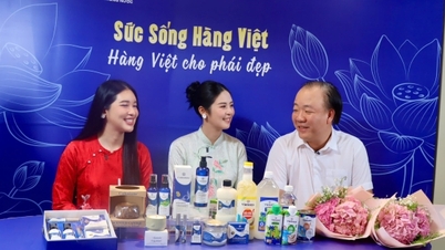 អ្នកដឹកនាំរឿង ត្រឹន ហ៊ូវ លីញ និង កញ្ញាឯកវៀតណាម ង៉ុក ហាន បង្ហាញខ្លួននៅក្នុងកម្មវិធី "ភាពរស់រវើកនៃទំនិញវៀតណាម"។