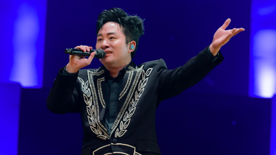 Tung Duong slingert aan een touw, zingt remixmuziek en feest met duizenden toeschouwers.