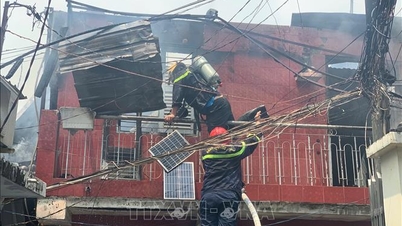Sejumlah rumah hancur akibat kebakaran di sebuah gang di Kota Ho Chi Minh.