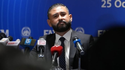 Επικριμένος για παράνομη πολιτογράφηση, ο Αντιβασιλέας του Τζόχορ δηλώνει προκλητικά: «Οι αληθινοί άντρες δεν το σκάνε».
