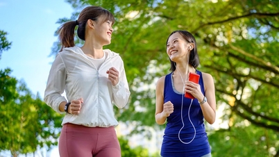 Wanita yang berolahraga: Siapa yang sebaiknya berjalan kaki, dan siapa yang sebaiknya bermain pickleball?