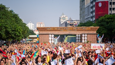 Op 8 maart, Internationale Vrouwendag, namen 3.000 mensen in traditionele Vietnamese ao dai-jurken deel aan een massale parade in de voetgangersstraat Nguyen Hue.