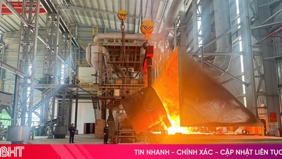 De oven wordt aangestoken om de eerste non-ferrometaalfabriek in Ha Tinh in bedrijf te stellen.
