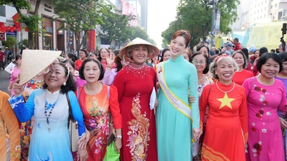 Video: Een levendige presentatie van traditionele Vietnamese ao dai-jurken in het hart van Ho Chi Minh-stad.