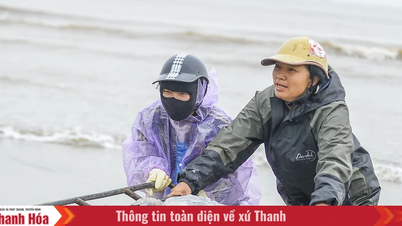 Mencari nafkah secara senyap di pelabuhan: Apabila 8 Mac berlalu seperti hari-hari lain.