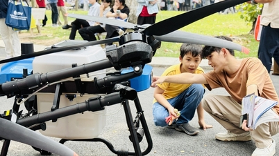Studentene får praktisk erfaring med roboter, droner og hjertestartere på en karriereveiledningsmesse.