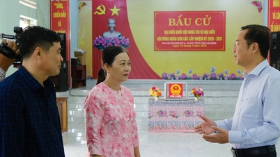 Ton Thien Dong, jefe del Departamento de Organización del Comité Provincial del Partido, inspecciona los preparativos electorales en la comuna de Cat Tien 2.