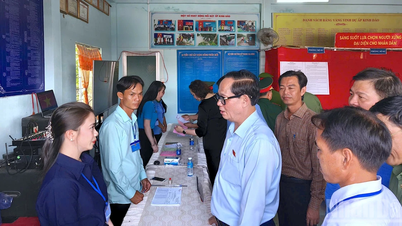 General Tran Quang Phuong inspiziert Wahlvorbereitungen in Dat Mui, Ca Mau.