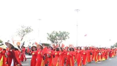 Khanh Hoa کی 3,000 سے زیادہ خواتین نے Ao dai (روایتی ویتنامی لباس) کے ورثے کے احترام کے لیے مارچ کیا۔
