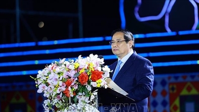 Premier Pham Minh Chinh woont de openingsceremonie van het Hoa Ban Festival 2026 bij.