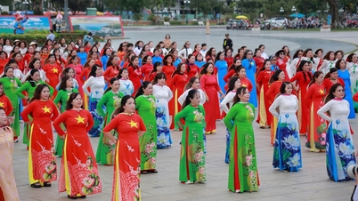 500 femmes de la province de Gia Lai ont défilé en tenue traditionnelle ao dai pour exprimer leurs aspirations au développement.